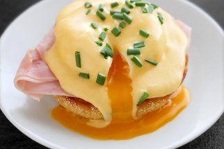 Vejce Benedikt s holandskou omáčkou podle Cuketky: Luxusní snídani zvládnete doma a za polovinu
