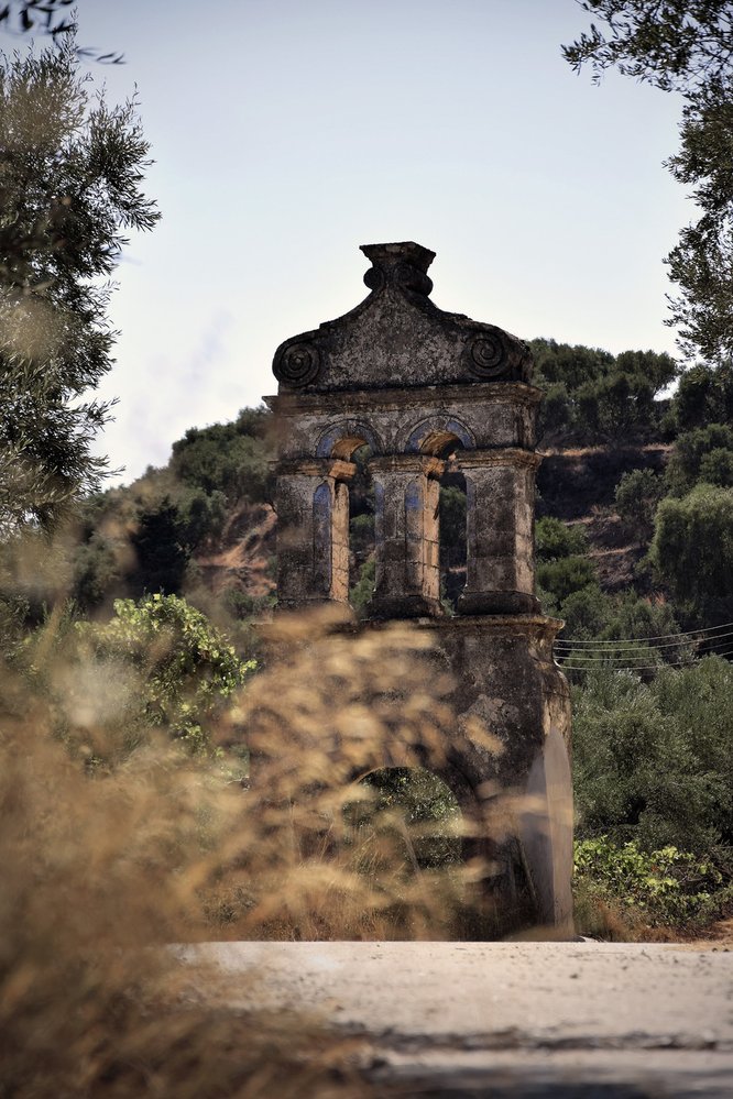 Torzo kostelíku Akáthistos, osaměle stojící u klidné cesty