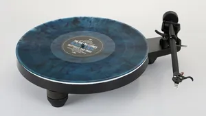 Rega Replay připomíná drahé modely. Přitom jde o dostupný gramofon a zprovozníte ho za minutu Rega Replay připomíná drahé modely. Přitom jde o dostupný gramofon a zprovozníte ho za minutu
