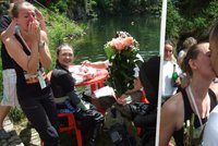 Pod vodou strávili potápěči 10 dní: Po vynoření jeden z nich požádal přítelkyni o ruku!