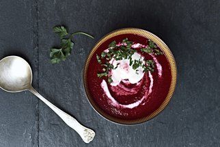 Červená řepa: Recepty na pomazánky, řepovou polévku i teplý salát s kozím sýrem