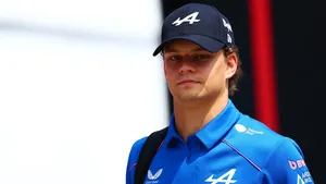 Rezervnímu jezdci Alpine hrozí ztráta řidičského průkazu. Aron se vyhýbá vojenským povinnostem Rezervnímu jezdci Alpine hrozí ztráta řidičského průkazu. Aron se vyhýbá vojenským povinnostem