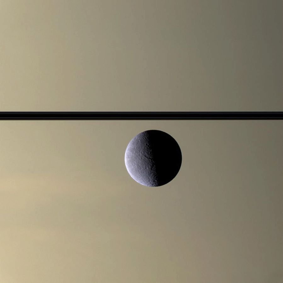 Rhea před Saturnem
