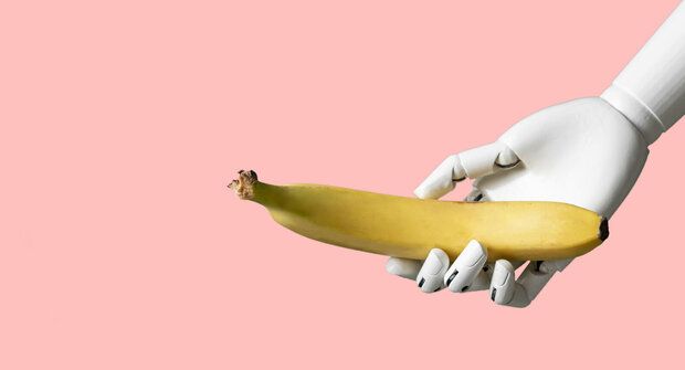 Milník v robotice: Šikovný plecháč si sám oloupe banán, podívejte
