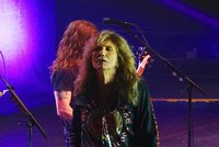 Whitesnake jedou rozlučkové turné. V Praze se poprvé představí s novou baskytaristkou Tanyou