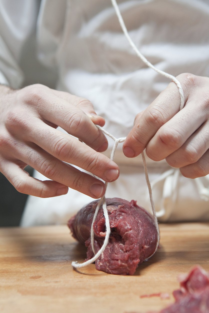 Kuchyňský provázek na maso by měl být pevný, nebarvený a neměl by pouštět chlupy.