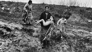 Romantika, nebo bída s nouzí? Kočovný život Romů za totality objektivem českého fotografa