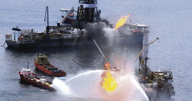 Výbuch na těžební plošině Deepwater Horizon způsobil mimořádně silný únik ropy, která už začíná měnit přilehlá pobřeží Mexického zálivu v mrtvé zóny
