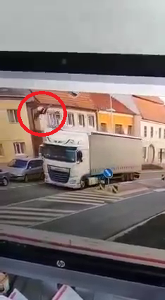Kamion po nárazu do vysokozdvižného žebříku muže doslova katapultoval do vzduchu.