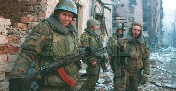 Ojedinělé fotky ruských vojáků z války v Čečensku, za kterou stál tehdejší premiér Putin
