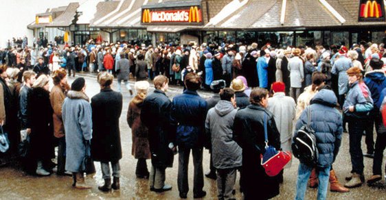 Šílenství s názvem McDonald’s: Takhle vypadala fronta na první ruský hamburger, čekalo se i osm hodin