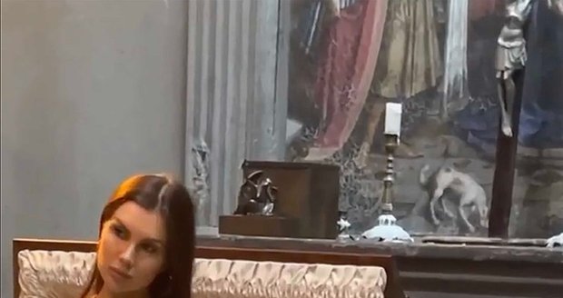 Sexy dívka na rakvích v reklamě na pohřbení ústav v Rusku vzbudily vlnu pohoršení.
