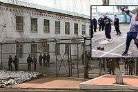 Putinovi nepřátelé končí ve věznici Melechovo: Trestance tam znásilňují kovovými trubkami!