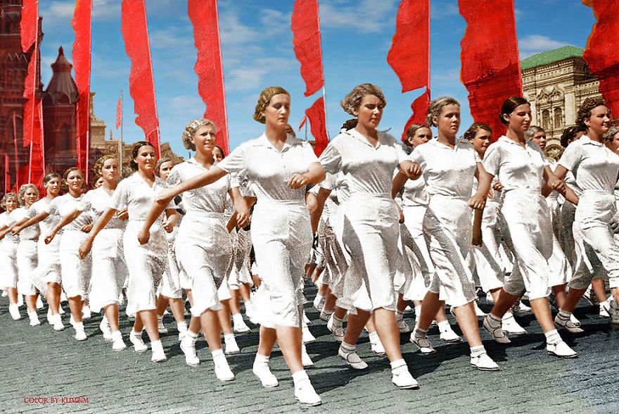 Sovětští sportovci pochodují v Moskvě, rok 1937.