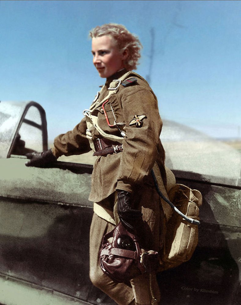 Lýdie Litvjak, sovětská stíhací pilotka, sestřelila nejméně 12 nepřátelských letadel a byla ženským leteckým esem, rok 1941.