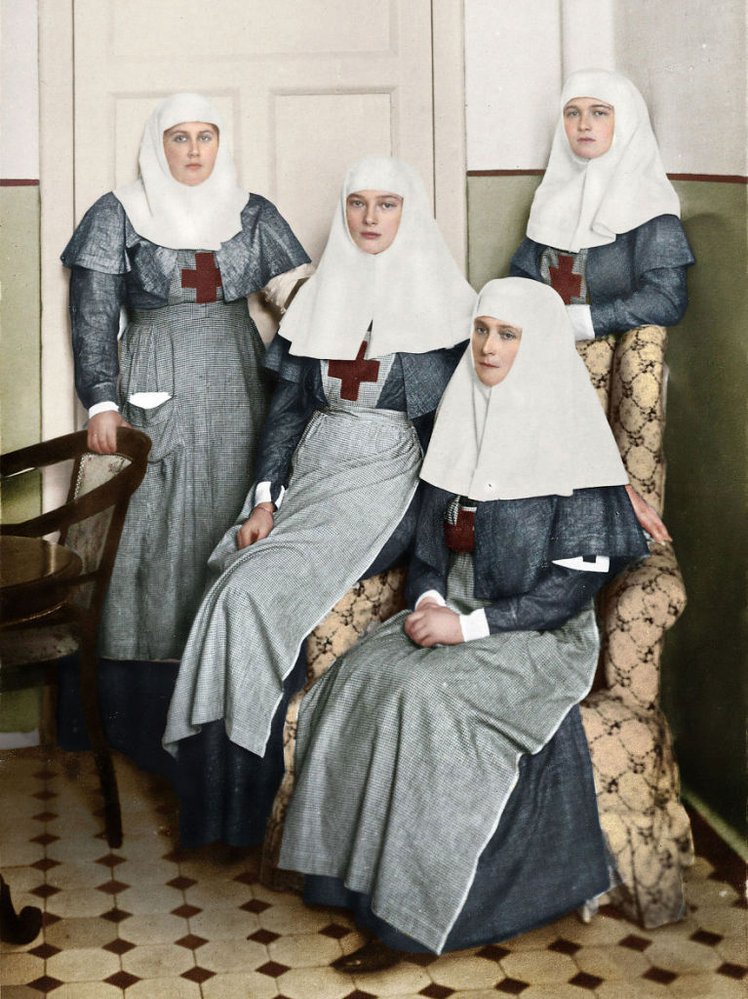 Dcery cara Mikuláše a jejich matka Alexandra při práci ve vojenské nemocnici za první světové války.