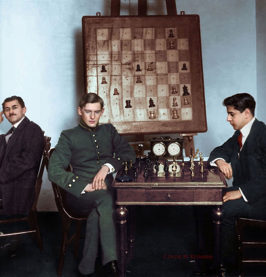 Budoucí mistr světa v šachu Alexandr Aljechin (vlevo) a legendární kubánský šachista José Raúl Capablanca při ojedinělé přátelské partii v Rusku, rok 1913.