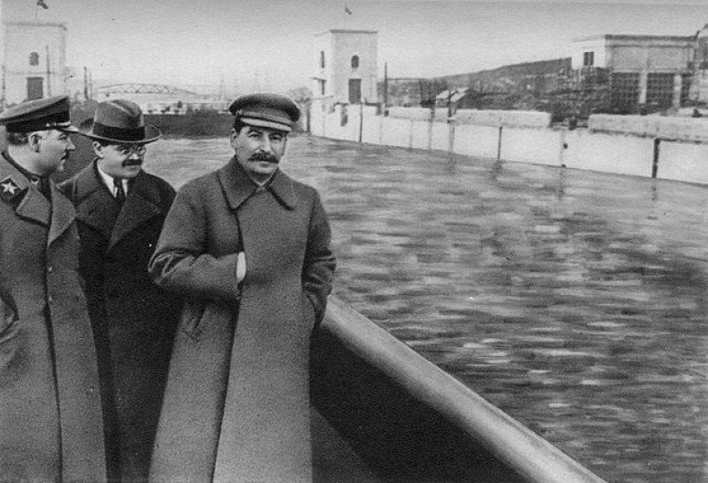 Nikolaj Ježov upadl ve Stalinovu nemilost. Proto byl smazán nejenom z fotky, ale také ze světa.