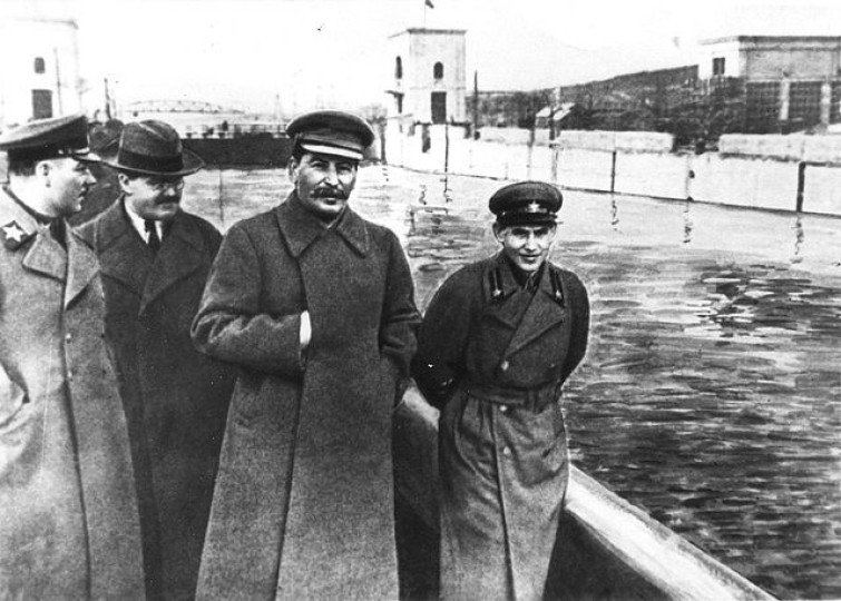 Nikolaj Ježov upadl ve Stalinovu nemilost. Proto byl smazán nejenom z fotky, ale také ze světa.