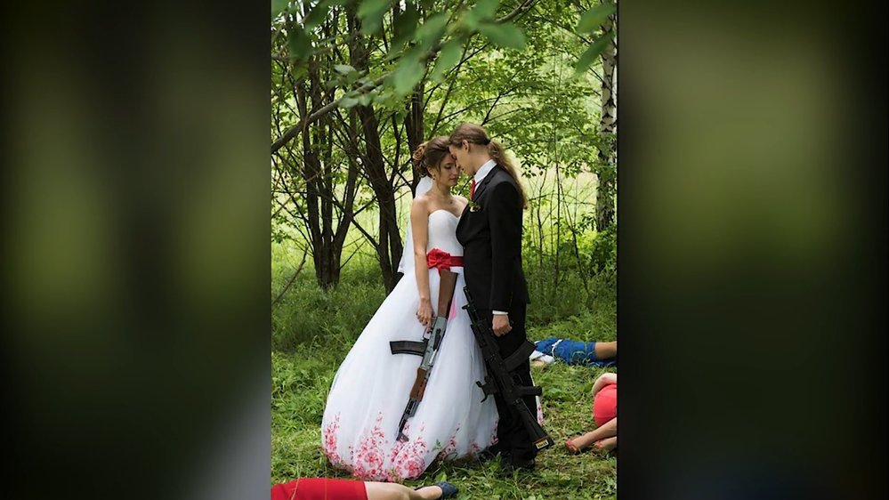 Fotografie z ruských svateb se bizárem jenom hemží.