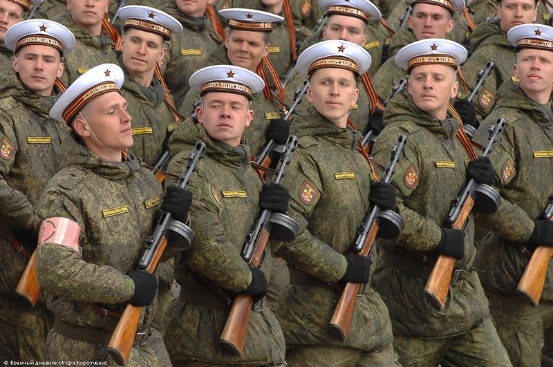 Ruští vojáci nacvičují na obrovské oslavy výročí konce války
