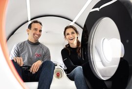 Budoucnost dopravy je ve vakuových rourách: Hyperloopem se poprvé svezli lidé