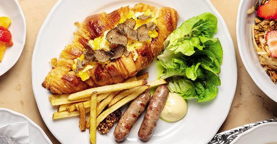 Míchaná vejce s lanýži v croissantu jsou součástí francouzské snídaně podávané v pražském Café Savoy