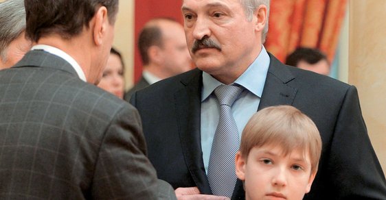 Lukašenko svému synovi nechal ušít několik obleků, uniformu a vyrobit pistoli ze zlata.