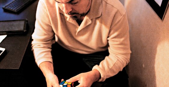 Panu J. B. zničila Rubikova kostka život, a tak se jí pomstil 