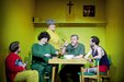 Krucifix, doma je doma: Švandovo divadlo přivádí na scénu staré dobré Homolkovy