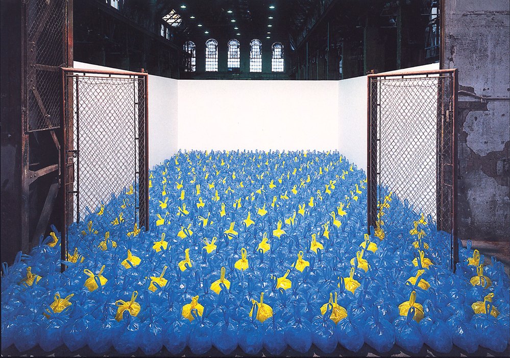 EU sáčky (2003–2004). 1005 bílých a žlutých mikrotenvých sáčků, výška 28 cm, 5×10,5 m, Tovární hala ČKD, Karlín, Praha