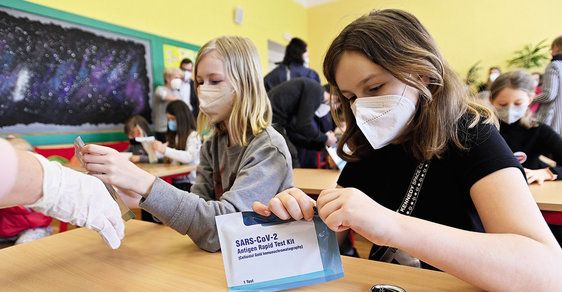 Plošné testování ve školách není řešením, tvrdil ministr Adam Vojtěch. Přesto se děti budou 1. listopadu v ohrožených okresech znovu testovat.