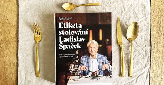 Jak správně držet příbor, můžete odkoukat z titulní strany nové knihy Ladislava Špačka