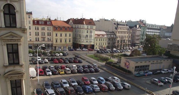 Místo pro koncertní sál – parkoviště mezi ulicemi Besední a Veselá před započetím stavby