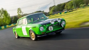 Šampion WRC2 vyzkoušel půl století starou Škodu 120 S. Je to prý posilovna pro celé tělo Šampion WRC2 vyzkoušel půl století starou Škodu 120 S. Je to prý posilovna pro celé tělo