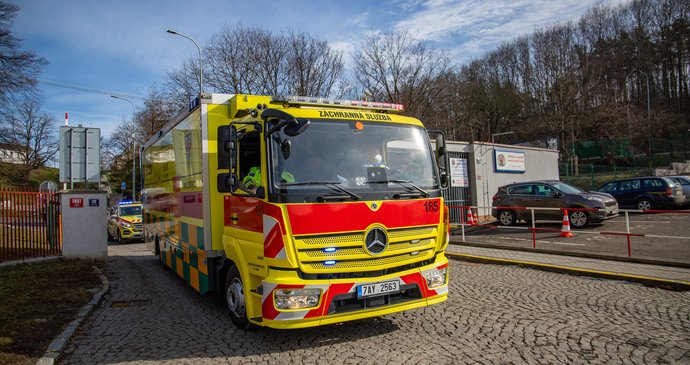 Departure of the Fenix ​​ambulance to Sokolov to transport covid of positive patients.
