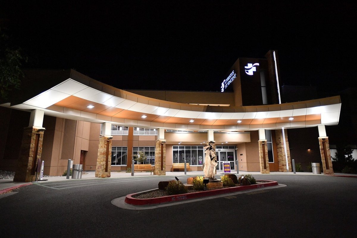 Nemocnice Christus St. Vincent Medical Center v Santa Fe. Sem převezli raněnou kameramanku a režiséra ihned po neštěstí.