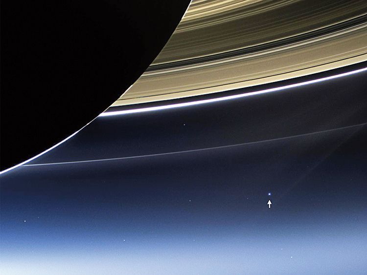 Saturn a jeho měsíce zkoumá sonda Cassini. Fotografi i pořídila v červenci 2013, kdy se Saturn nacházel 1,5 miliardy kilometrů od Země (šipka)