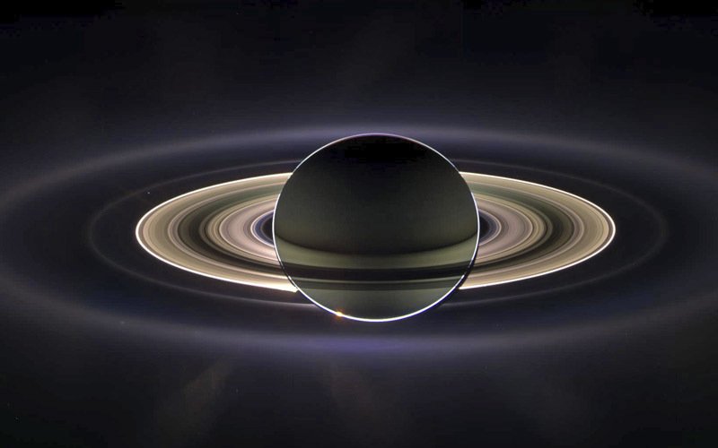 Saturn hýří barvami