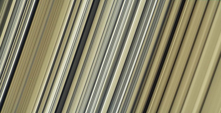 Podrobný pohled na Saturnovy prstence