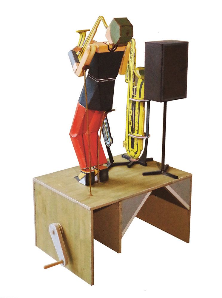Papírový model kinetické hračky saxofonistky vychází v časopisu ABC č. 9/2019