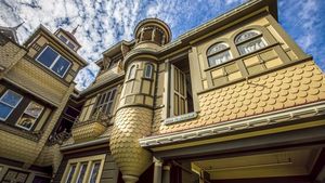 Schody nikam, dveře do zdi. Dědička winchestrovek stavěla tajemný dům 36 let, otázkou je proč Schody nikam, dveře do zdi. Dědička winchestrovek stavěla tajemný dům 36 let, otázkou je proč