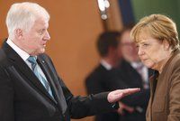 Merkelová mírní uprchlické vášně. Vládnout chce znovu s bavorským premiérem