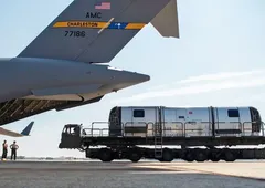 Šéf CIA letěl do Moskvy obřím transportérem. Uvnitř mohl být stříbrný karavan nebo speciální kontejner pro VIP Šéf CIA letěl do Moskvy obřím transportérem. Uvnitř mohl být stříbrný karavan nebo speciální kontejner pro VIP