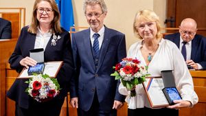 Senátory čeká tučné odchodné, horní komora vyplatí přes 8 milionů! Kolik si odnese Němcová? Senátory čeká tučné odchodné, horní komora vyplatí přes 8 milionů! Kolik si odnese Němcová?