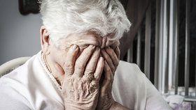 Nevídaná zoufalost: Babičku trápily rodinné spory, lehla si na chodník a chtěla umrznout