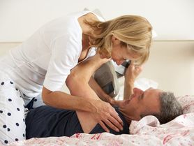 Sexuální život kvete i v důchodu! Proč se o tom stydí mluvit i doktoři?