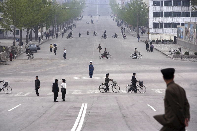 Kesong (Käsŏng), Severní Korea. Ačkoli tu nejezdí žádné automobily, policista řídí dopravu na jedné z hlavních tříd Kesongu. Vlastnit soukromé vozidlo mohou v Severní Koreji pouze vojenští a vládní představitelé.