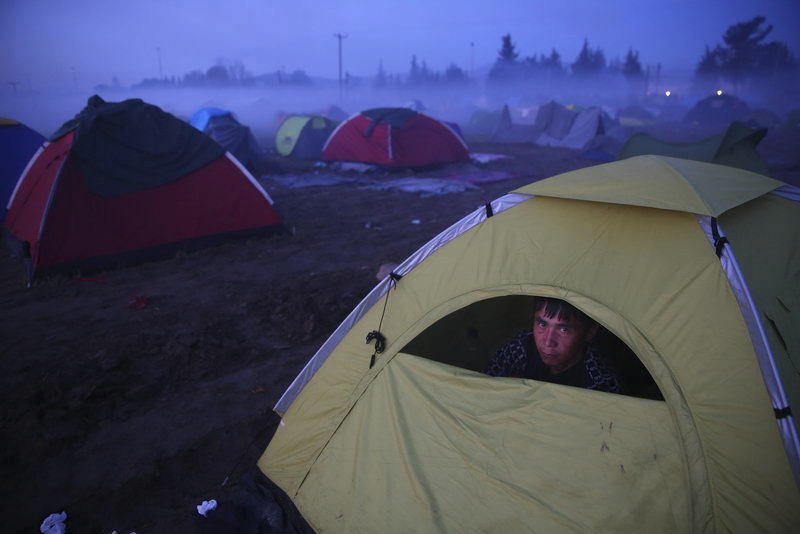 Uprchlický tábor Idomeni, Řecko, 2015. Čekají ve stanech, až je vpustí na makedonské území. Pořád věří, že se dostanou do Německa. Nic jiného a žádná jiná země je nezajímají.