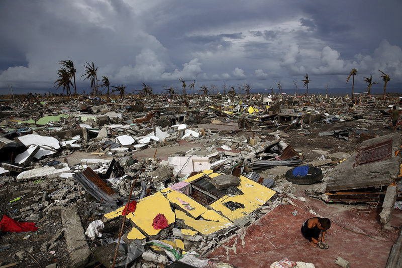 Tajfun Haiyan, Tacloban, Filipíny 2013. V troskách se najde spousta příležitostí k dětské hře…